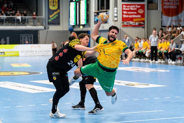 Hagen, Germany, September 6, 2026, 2nd Division, 2026–2027 Season, Match 2: VfL Eintracht Hagen vs. HSC 2000 Coburg. Pictured, from left, in a one-on-one battle: Sven Wesseling (HSC) and Juan de la Pena (Hagen). Ischelandhalle, North Rhine-Westphalia Copyright: xFotostandx xKruczynskix