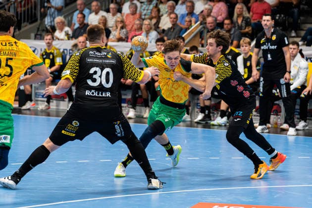 Hagen, Germany, September 6, 2026, 2nd Division (HBL) 2026–2027, Matchday 2: VfL Eintracht Hagen vs. HSC 2000 Coburg. Pictured, from left, in a one-on-one battle: Nils Röller (Roeller) of HSC, Linus Kutz (Hagen) and Marin Lisac (HSC) at the Ischelandhalle in North Rhine-Westphalia Copyright: xFotostandx xKruczynskix