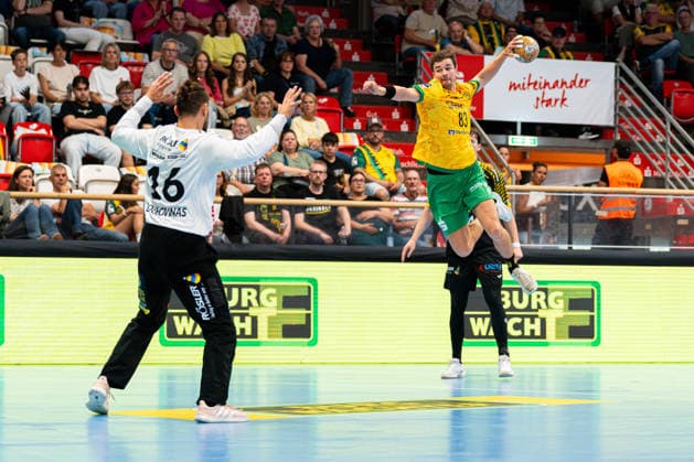 Hagen, Germany, September 6, 2026, 2nd Division, 2026–2027 Season, Match 2: VfL Eintracht Hagen vs. HSC 2000 Coburg. Pictured, from left, in a one-on-one battle: goalkeeper Petros Boukovinas (HSC) and Pierre Busch (Hagen) at the Ischelandhalle in North Rhine-Westphalia. Copyright: xFotostandx xKruczynskix