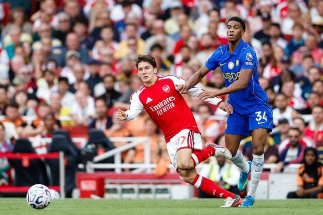 Christos Tzolis of Arsenal and Josh Acheampong of Chelsea battle for possession Arsenal v Chelsea, Premier League, Football, Emirates Stadium, London, UK - 06 Sep 2026London Emirates Stadium United Kingdom EDITORIAL USE ONLY No use with unauthorised audio, video, data, fixture lists, club league logos or live services. Online in-match use limited to 120 images, no video emulation. No use in betting, games or single club league player publications. Copyright: xMattxImpey Shutterstockx 17137590ea
