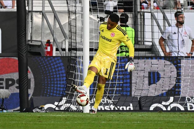 06.09.2026, xjhx, Fussball 1.Bundesliga, Eintracht Frankfurt - FC Augsburg v.l. Noah Atubolu (Eintracht Frankfurt) Enttäuscht, traurig, frustriert, ratlos, nach dem Tor zum 1:3 (DFL DFB REGULATIONS PROHIBIT ANY USE OF PHOTOGRAPHS as IMAGE SEQUENCES and or QUASI-VIDEO) Frankfurt am Main *** September 6, 2026, xjhx, Soccer, Bundesliga 1, Eintracht Frankfurt vs. FC Augsburg – Noah Atubolu, Eintracht Frankfurt: Disappointed, sad, frustrated, at a loss after the goal that made it 1–3. DFL and DFB regulations prohibit any use of photographs as image sequences and or quasi-video. Frankfurt am Main