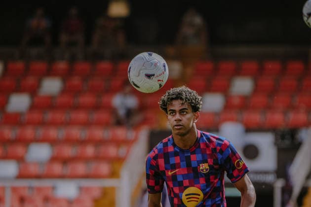 ESP LaLiga EA Sports Valencia CF vs. FC Barcelona: Lamine Yamal of Barcelona warms up during the LaLiga EA Sports match between Valencia CF and FC Barcelona, played at Mestalla Stadium in Valencia on September 6, 2026, in Spain. Spanish Soccer Copyright: xAgenciaxLOFx