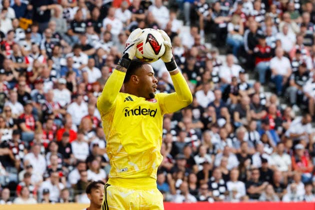 Noah Atubolu (Eintracht Frankfurt, 01) fängt den Ball , Deutschland, Fussball, 1. Bundesliga, 2.Spieltag, 2026 2027, Eintracht Frankfurt vs. FC Augsburg, 06.09.2026, Frankfurt am Main Deutsche-Bank-Park Deutschland *** Noah Atubolu, Eintracht Frankfurt, No. 01, catches the ball; Germany, soccer, Bundesliga 1, Matchday 2, 2026–2027, Eintracht Frankfurt vs. FC Augsburg, September 6, 2026, Frankfurt am Main, Deutsche Bank Park, Germany Copyright: xGrantxHubbsx