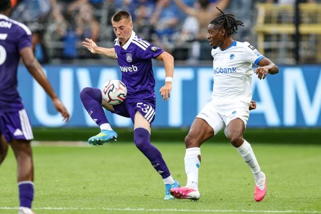 Anderlecht s Noa Ojea Cobiella and Genk s Joris Kayembe fight for the ball during a soccer match between RSC Anderlecht and Krc Genk, Sunday 6 September 2026 in Brussels, on day 5 of the 2026-2027 Jupiler Pro League first division of the Belgian championship. The match was postponed so Anderlecht could prepare for European play-offs. BRUNOxFAHY  x185466353x