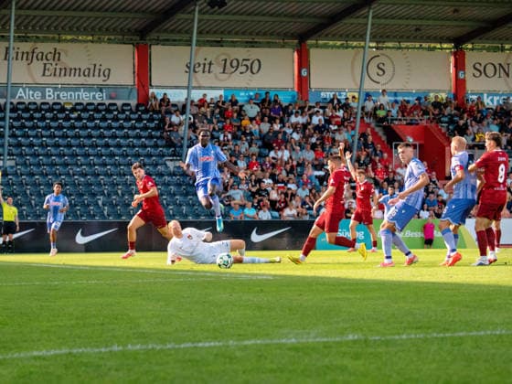 Maximilian Reule, SG Sonnenhof Grossaspach, 01 on the ground, Blessing Makanda TSG Hoffenheim II, 17 jumps over him GER, Soccer, SG Sonnenhof Grossaspach vs. TSG Hoffenheim II, 3. Liga, Matchday 4, 2026–2027 season, September 6, 2026 GER, Soccer, SG Sonnenhof Grossaspach vs. TSG Hoffenheim II, 3rd Division, Matchday 4, 2026–2027 Season, September 6, 2026 Aspach Copyright: xCarstenxSchweringx EP_CSG