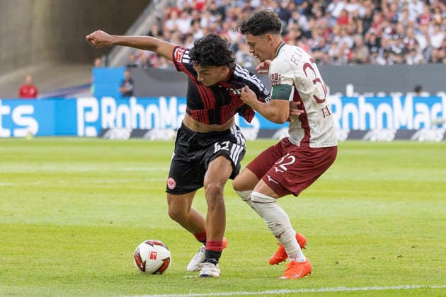 1. Fussball Bundesliga: Eintracht Frankfurt - FC Augsburg, 06.09.2026 Can Uzun (Eintracht Frankfurt 42) und Fabian Rieder (FC Augsburg 32) im zweikampf um den Ball, Eintracht Frankfurt - FC Augsburg, Frankfurt, Deutsche Bank Park, 6.9.2026 *** 1 Bundesliga: Eintracht Frankfurt vs. FC Augsburg, September 6, 2026. Can Uzun (Eintracht Frankfurt, 42) and Fabian Rieder (FC Augsburg, 32) battle for the ball, Eintracht Frankfurt vs. FC Augsburg, Frankfurt, Deutsche Bank Park, September 6, 2026 Copyright: xBEAUTIFULxSPORTS Gawlikx