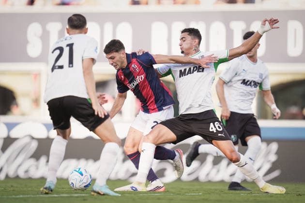 BolognaÕs Nicolo Cambiaghi fights for the ball with SassuoloÕs Simone Cinquegrano during the Serie A soccer match between Bologna and Sassuolo at the Renato DallÕAra Stadium in Bologna, north Italy - Sunday, September 6, 2026 -  Copyright: xMassimoxPaolone LaPressex