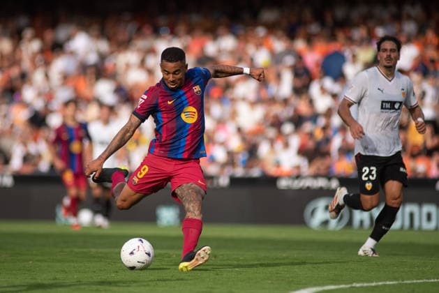 September 6, 2026, Valencia, Alicante, Spain: VALENCIA, SPAIN - SEPTEMBER 6: 9 GABRIEL JESUS shoot in her debut with FC Barcelona, Barca during the match between Valencia CF and FC Barcelona, from LaLiga EASports, matchweek 4, disputed at the Mestalla Stadium, Valencia Valencia Spain - ZUMAc290 20260906_zsp_c290_037 Copyright: xJordixCantox