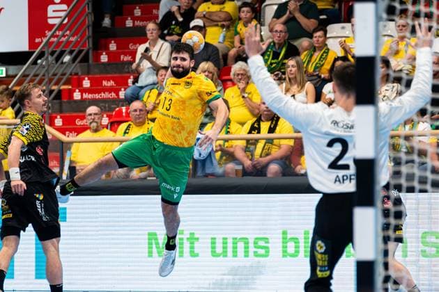 Hagen, Germany, September 6, 2026, 2nd Division, 2026–2027 Season, Match 2: VfL Eintracht Hagen vs. HSC 2000 Coburg. Pictured from left: Juan de la Pena (Hagen) and goalkeeper Fabian Apfel (HSC) in a one-on-one battle at the Ischelandhalle in North Rhine-Westphalia. Copyright: xFotostandx xKruczynskix
