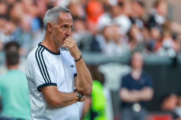 Fußball 1. Bundesliga - Eintracht Frankfurt - FC Augsburg am 06.09.2026 im Deutsche Bank Park in Frankfurt Trainer Adi Hütter Huetter Hutter (Frankfurt) unzufrieden, enttäuscht, enttaeuscht, niedergeschlagen. *** Soccer, Bundesliga 1: Eintracht Frankfurt vs. FC Augsburg on September 6, 2026, at Deutsche Bank Park in Frankfurt. Coach Adi Hütter (Huetter, Hutter): Frankfurt is dissatisfied, disappointed, disheartened MH