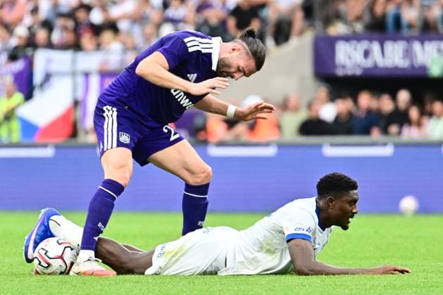RSC Anderlecht v KRC Genk - Jupiler Pro League ANDERLECHT, BELGIUM - SEPTEMBER 06 : Petrot Leo defender of RSC Anderlecht and Durosinmi Rafu forward of KRC Genk battle for the ball during the Jupiler Pro League match between RSC Anderlecht and KRC Genk on September 6, 2026 in Anderlecht, Belgium, 06 09 2026 Anderlecht Belgium  Copyright: xPeterxDexVoechtx