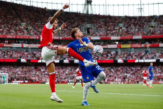 Ben White of Arsenal clears the ball ahead of Pep Chavarria of Chelsea Arsenal v Chelsea, Premier League, Football, Emirates Stadium, London, UK - 06 Sep 2026London Emirates Stadium United Kingdom EDITORIAL USE ONLY No use with unauthorised audio, video, data, fixture lists, club league logos or live services. Online in-match use limited to 120 images, no video emulation. No use in betting, games or single club league player publications. Copyright: xMattxImpey Shutterstockx 17137590fk