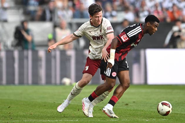 Fußball 1. Bundesliga 2. Spieltag Eintracht Frankfurt - FC Augsburg am 06.09.2026 im Deutsche Bank Park in Frankfurt Raphael Onyedika ( Frankfurt ), rechts - Michael Gregoritsch ( Augsburg ), hinten DFL regulations prohibit any use of photographs as image sequences and or quasi-video. *** Soccer, Bundesliga 1, Matchday 2: Eintracht Frankfurt vs. FC Augsburg on September 6, 2026, at Deutsche Bank Park in Frankfurt. Raphael Onyedika (Frankfurt, right), Michael Gregoritsch (Augsburg, back). DFL regulations prohibit any use of photographs as image sequences and or quasi-video. xJKx