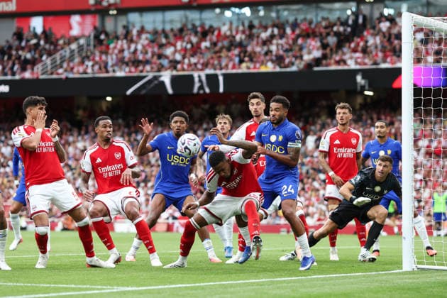 Arsenal gegen Chelsea, 6. September 2026, London, Premier League, Fußball: Arsenal gegen Chelsea – Ezri Konsa von Arsenal wird von Reece James von Chelsea unter Druck gesetzt, als der Ball aus der Ecke hereinkommt. Foto: Charlotte Wilson, Offside, London, Großbritannien  Copyright: xCharlottexWilsonx xOffsidexOffside
