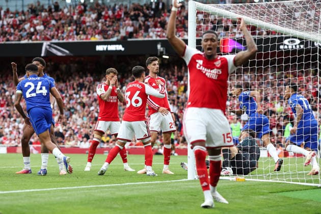 Arsenal gegen Chelsea, 6. September 2026, London, Premier League, Fußball: Arsenal gegen Chelsea – Ben White (Arsenal), Kai Havertz (Arsenal) und Ezri Konsa (Arsenal) reagieren, als der Ball abgewehrt wird. Foto: Charlotte Wilson, Offside, London, Großbritannien  Copyright: xCharlottexWilsonx xOffsidexOffside