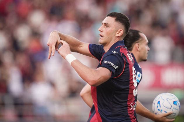 BolognaÕs Roberto Piccoli celebrates after scoring the 1-1 goal for his team during the Serie A soccer match between Bologna and Sassuolo at the Renato DallÕAra Stadium in Bologna, north Italy - Sunday, September 6, 2026 -  Copyright: xMassimoxPaolone LaPressex