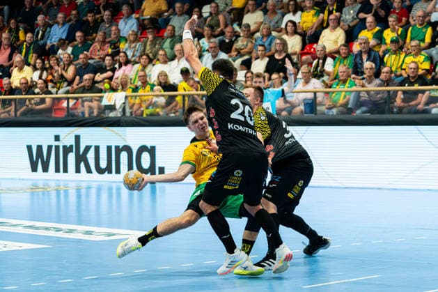 Hagen, Germany, September 6, 2026, 2nd HBL 2026–2027, Matchday 2: VfL Eintracht Hagen vs. HSC 2000 Coburg. Pictured, from left, in a one-on-one battle: Linus Kutz (Hagen), Tin Kontrec (HSC) and Nils Röller (HSC) at the Ischelandhalle in North Rhine-Westphalia Copyright: xFotostandx xKruczynskix