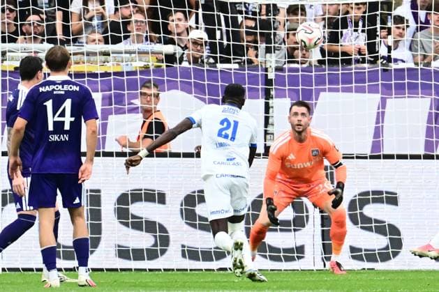 RSC Anderlecht v KRC Genk - Jupiler Pro League ANDERLECHT, BELGIUM - SEPTEMBER 06 : Bangoura Sory Ibrahima midfielder of KRC Genk tries to score against Coosemans Colin goalkeeper of RSC Anderlecht during the Jupiler Pro League match between RSC Anderlecht and KRC Genk on September 6, 2026 in Anderlecht, Belgium, 06 09 2026 Anderlecht Belgium  Copyright: xPeterxDexVoechtx