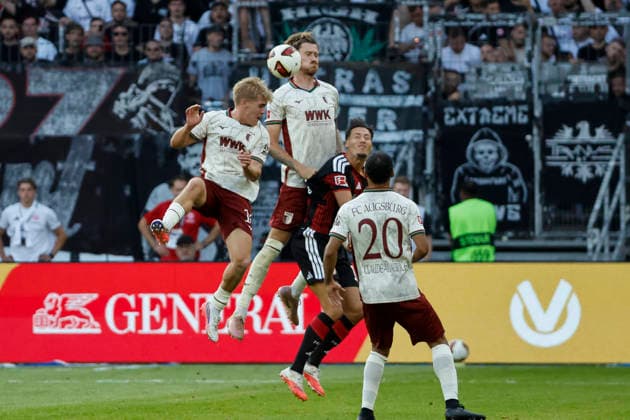 Hennes Behrens (FC Augsburg, 16), Calvin Brackelmann (FC Augsburg, 02) und Younes Ebnoutalib (Eintracht Frankfurt, 11) im Kampf um den Ball , Deutschland, Fussball, 1. Bundesliga, 2.Spieltag, 2026 2027, Eintracht Frankfurt vs. FC Augsburg, 06.09.2026, Frankfurt am Main Deutsche-Bank-Park Deutschland *** Hennes Behrens (FC Augsburg), 16, Calvin Brackelmann (FC Augsburg), 02, and Younes Ebnoutalib (Eintracht Frankfurt), 11, battling for the ball, Germany, soccer, Bundesliga 1, Matchday 2, 2026–2027, Eintracht Frankfurt vs. FC Augsburg, September 6, 2026, Frankfurt am Main, Deutsche Bank Park, Germany Copyright: xGrantxHubbsx