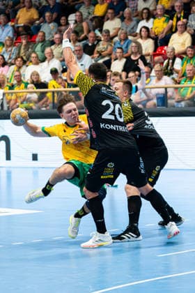 Hagen, Germany, September 6, 2026, 2nd HBL 2026–2027, Match 2: VfL Eintracht Hagen vs. HSC 2000 Coburg. Pictured, from left, in a one-on-one battle: Linus Kutz (Hagen), Tin Kontrec (HSC) and Nils Röller (HSC) in a one-on-one battle at the Ischelandhalle in North Rhine-Westphalia Copyright: xFotostandx xKruczynskix