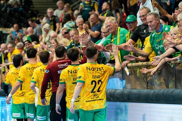 Hagen, Germany, September 6, 2026, 2nd Division, 2026–2027 Season, Match 2: VfL Eintracht Hagen vs. HSC 2000 Coburg. Pictured: VfL Eintracht Hagen players thank the fans at the Ischelandhalle in North Rhine-Westphalia. Copyright: xFotostandx xKruczynskix