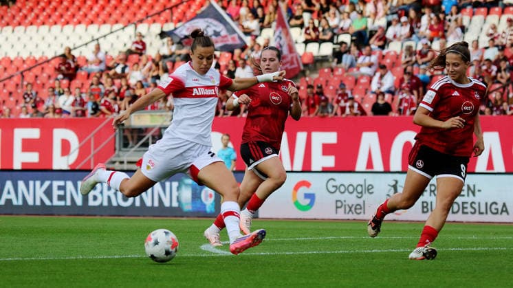 Nürnberg , Fußball Google Pixel Frauen Bundesliga 1. FC Nürnberg vs. VfB Stuttgart , links: Nicole Billa ( VfB ) *** Nuremberg, Soccer, Google Pixel, Women s Bundesliga 1, FC Nuremberg vs. VfB Stuttgart; on the left, Nicole Billa (VfB)