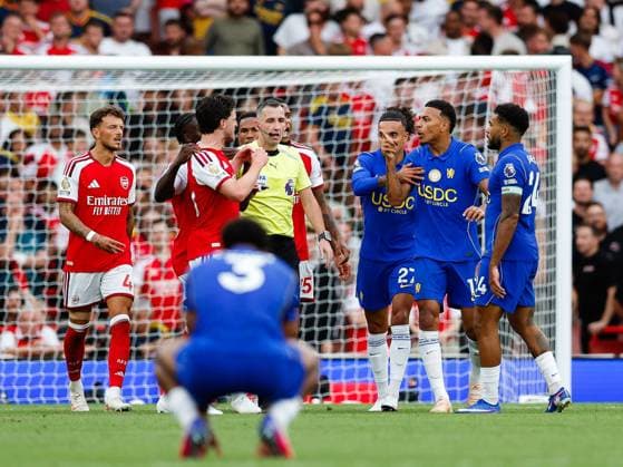 Sport Bilder des Tages Morgan Rogers of Chelsea is tripped and argues with Declan Rice of Arsenal Arsenal v Chelsea, Premier League, Football, Emirates Stadium, London, UK - 06 Sep 2026London Emirates Stadium United Kingdom EDITORIAL USE ONLY No use with unauthorised audio, video, data, fixture lists, club league logos or live services. Online in-match use limited to 120 images, no video emulation. No use in betting, games or single club league player publications. Copyright: xMattxImpey Shutterstockx 17137590gl