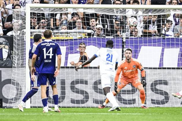 Genk s Ibrahima Sory Bangoura and Anderlecht s goalkeeper Colin Coosemans pictured in action during a soccer match between RSC Anderlecht and Krc Genk, Sunday 6 September 2026 in Brussels, on day 5 of the 2026-2027 Jupiler Pro League first division of the Belgian championship. TOM GOYVAERTS TomxGoyvaerts  x185468109x