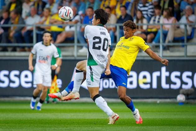 OHL s Shin Yamada and Beveren s Yoni Gomis fight for the ball during a soccer match between SK Beveren and OH Leuven, Sunday 6 September 2026 in Beveren, on day 5 of the 2026-2027 Jupiler Pro League first division of the Belgian championship. KURTxDESPLENTER  x185468119x