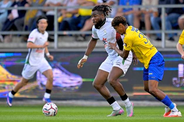 SK Beveren v OH Leuven - Jupiler Pro League BEVEREN, BELGIUM - SEPTEMBER 06 : Ikwuemesi Charles Chukwubuikem forward of OH Leuven battles for the ball with Gomis Yoni defender of SK Beveren during the Jupiler Pro League match between SK Beveren and OH Leuven on September 6, 2026 in Beveren, Belgium, 06 09 2026 Beveren Belgium  Copyright: xSesx