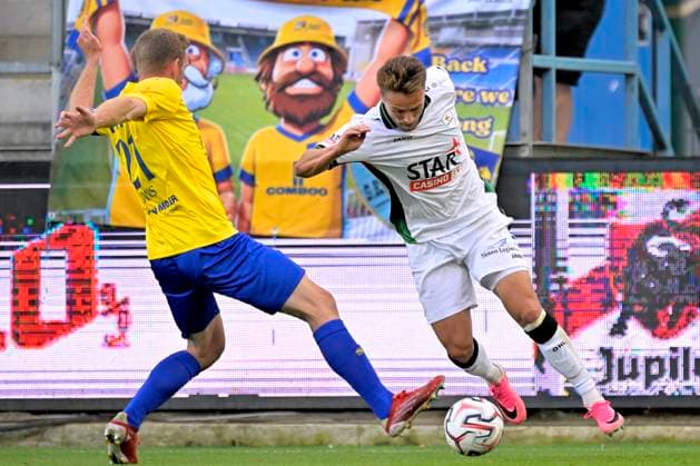 SK Beveren v OH Leuven - Jupiler Pro League BEVEREN, BELGIUM - SEPTEMBER 06 : Schrijvers Siebe forward of OH Leuven battles for the ball with Jans Laurent defender of SK Beveren during the Jupiler Pro League match between SK Beveren and OH Leuven on September 6, 2026 in Beveren, Belgium, 06 09 2026 Beveren Belgium  Copyright: xSesx