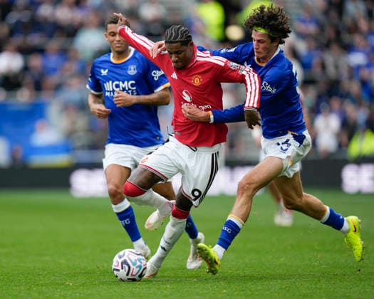 Everton v Manchester United, ManU Premier League Marcus Rashford of Manchester United is held back by Merlin Röhl of Everton FC during the Everton v Manchester United Premier League match at the Hill Dickinson Stadium, Liverpool, England on 6 September 2026 Credit: Steve Flynn Every Second Media Editorial use only. All images are copyright Every Second Media Limited. No images may be reproduced without prior permission. All rights reserved. Premier League and Football League images are subject to licensing agreements with Football DataCo Limited. see https: www.football-dataco.com Copyright: xIMAGO EveryxSecondxMediax ESM-2142-0110 StevexFlynnx xEveryxSecondxMediax