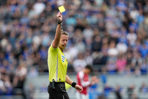 Everton v Manchester United, ManU Premier League Referee, John Brooks shows a yellow card to Merlin Röhl of Everton FC during the Everton v Manchester United Premier League match at the Hill Dickinson Stadium, Liverpool, England on 6 September 2026 Credit: Steve Flynn Every Second Media Editorial use only. All images are copyright Every Second Media Limited. No images may be reproduced without prior permission. All rights reserved. Premier League and Football League images are subject to licensing agreements with Football DataCo Limited. see https: www.football-dataco.com Copyright: xIMAGO EveryxSecondxMediax ESM-2142-0111 StevexFlynnx xEveryxSecondxMediax