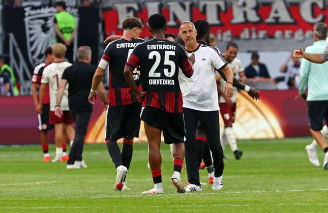 06.09.2026, xovx, Fußball Fußball Bundesliga, Eintracht Frankfurt - FC Augsburg v.l. Robin Koch (Eintracht Frankfurt), Raphael Onyedika (Eintracht Frankfurt), Trainer Adi Hütter (Eintracht Frankfurt) enttäuscht, enttäuscht schauend nach der 1:4 Niederlage (DFL DFB REGULATIONS PROHIBIT ANY USE OF PHOTOGRAPHS as IMAGE SEQUENCES and or QUASI-VIDEO) emspor Frankfurt *** September 6, 2026, xovx, Soccer, Bundesliga, Eintracht Frankfurt vs. FC Augsburg, Robin Koch (Eintracht Frankfurt), Raphael Onyedika, Eintracht Frankfurt, coach Adi Hütter of Eintracht Frankfurt looks disappointed after the 1–4 loss. DFL and DFB regulations prohibit any use of photographs as image sequences and or quasi-video. emspor Frankfurt
