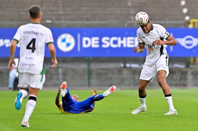 SK Beveren v OH Leuven - Jupiler Pro League BEVEREN, BELGIUM - SEPTEMBER 06 : Lawrence Jamie defender of OH Leuven battles for the ball with Margaritha Jearl forward of SK Beveren during the Jupiler Pro League match between SK Beveren and OH Leuven on September 6, 2026 in Beveren, Belgium, 06 09 2026 Beveren Belgium  Copyright: xSesx