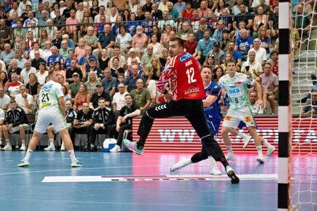 Mex Raguse, HBW Balingen Weilstetten, 06, shot on goal, Matej Mandi, SC Magdeburg, 12, goalkeeper looks back, HBW Balingen Weilstetten vs. SC Magdeburg, GER, Opel 1 Handball Bundesliga, Championship, Matchday 3, 2026–2027 season, September 6, 2026, Eibner Press Photo by Andreas Ulmer, HBW Balingen Weilstetten vs. SC Magdeburg, GER, Opel 1 Handball Bundesliga, Championship, Matchday 3, 2026–2027 season, September 6, 2026, Balingen Copyright: xEibner-Pressefoto AndreasxUlmerx EP_AUR