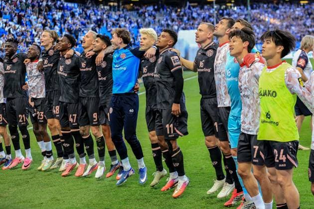 Schlussjubel 21 Danny da Costa 23 Sheraldo Becker 48 Kacper Potulski Rael Tshimbela Nakuzola 10 Nadiem Amiri 40 Maximilian Kinzig 20 Otto Ruoppi 11 Ransford Königsdörffer 15 Lennard Maloney ( Mainz ) Deutschland , Hamburg , Volksparkstadion , Fussball , 1 . Bundesliga , Hamburger SV - FSV Mainz 05 *** Final score: 21 Danny da Costa 23 Sheraldo Becker 48 Kacper Potulski Rael Tshimbela Nakuzola 10 Nadiem Amiri 40 Maximilian Kinzig 20 Otto Ruoppi 11 Ransford Königsdörffer 15 Lennard Maloney Mainz Germany, Hamburg, Volksparkstadion, soccer, Bundesliga 1, Hamburger SV vs. FSV Mainz 05