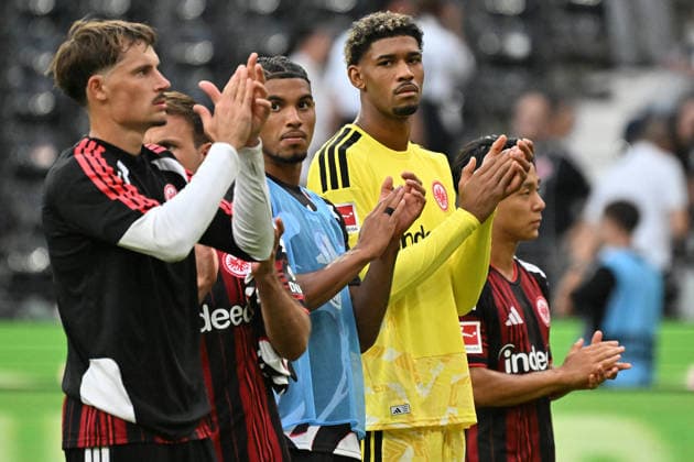 06.09.2026, xjhx, Fussball 1.Bundesliga, Eintracht Frankfurt - FC Augsburg v.l. Spieler der Eintracht Enttäuscht, traurig, frustriert, ratlos, mit Robin Koch (Eintracht Frankfurt) Kaua Santos (Eintracht Frankfurt) (DFL DFB REGULATIONS PROHIBIT ANY USE OF PHOTOGRAPHS as IMAGE SEQUENCES and or QUASI-VIDEO) Frankfurt am Main *** September 6, 2026, xjhx, Soccer, Bundesliga 1, Eintracht Frankfurt vs. FC Augsburg: Eintracht players—disappointed, sad, frustrated, at a loss—with Robin Koch, Eintracht Frankfurt; Kaua Santos, Eintracht Frankfurt; DFL; DFB. REGULATIONS PROHIBIT ANY USE OF PHOTOGRAPHS AS IMAGE SEQUENCES AND OR QUASI-VIDEO. Frankfurt am Main