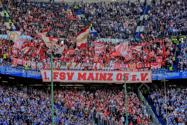 Fans Zuschauer Fanblock Ultras Mainz Banner Fahnen Deutschland , Hamburg , Volksparkstadion , Fussball , 1 . Bundesliga , Hamburger SV - FSV Mainz 05 *** Fans, Spectators, Fan Section, Ultras, Mainz, Banners, Flags, Germany, Hamburg, Volksparkstadion, Soccer, Bundesliga 1, Hamburger SV, FSV Mainz 05