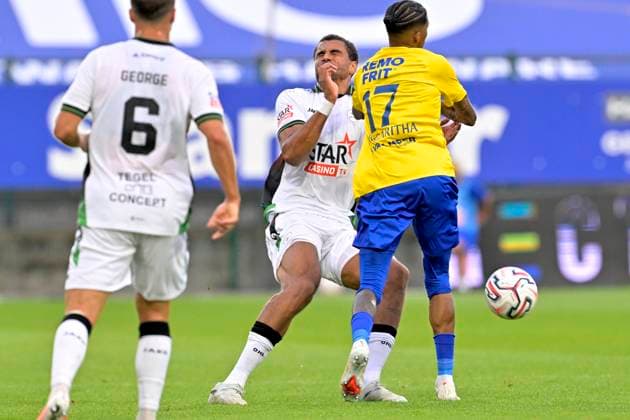 SK Beveren v OH Leuven - Jupiler Pro League BEVEREN, BELGIUM - SEPTEMBER 06 : Margaritha Jearl forward of SK Beveren battles for the ball with Lawrence Jamie defender of OH Leuven during the Jupiler Pro League match between SK Beveren and OH Leuven on September 6, 2026 in Beveren, Belgium, 06 09 2026 Beveren Belgium  Copyright: xSesx