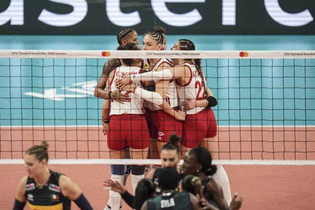Italy v Turkiye - CEV EuroVolley 2026 ISTANBUL, TURKIYE - SEPTEMBER 6: Turkiye national volleyball team players celebrate during the final match between Italy and Turkiye at the CEV EuroVolley 2026 Women s European Volleyball Championship at Sinan Erdem Sports Hall in Istanbul, Turkiye, on September 6, 2026. Agit Erdi Ulukaya Anadolu Istanbul Turkey. Editorial use only. Please get in touch for any other usage.  Copyright: x2026xAnadoluxAgitxErdixUlukayax
