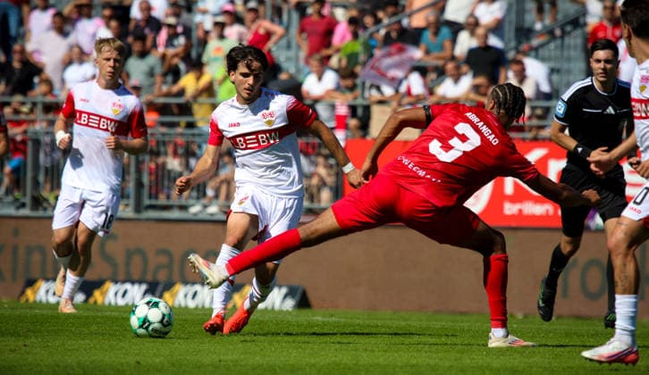 Würzburg, 3rd Division Soccer: FC Würzburger Kickers vs. VfB Stuttgart II; from left: 37 David Preu (VfB), 3 David Abrangao