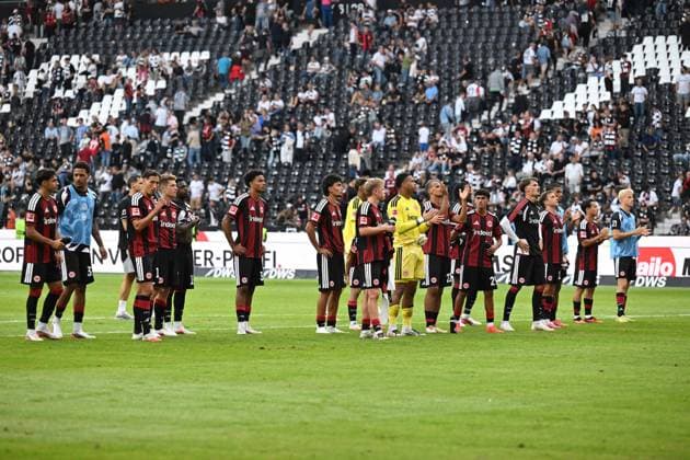 Fußball 1. Bundesliga 2. Spieltag Eintracht Frankfurt - FC Augsburg am 06.09.2026 im Deutsche Bank Park in Frankfurt Die Mannschaft nach dem Spiel DFL regulations prohibit any use of photographs as image sequences and or quasi-video. *** Soccer, Bundesliga 1, Matchday 2: Eintracht Frankfurt vs. FC Augsburg on September 6, 2026, at Deutsche Bank Park in Frankfurt. The team after the game. DFL regulations prohibit any use of photographs as image sequences and or quasi-video. xJKx