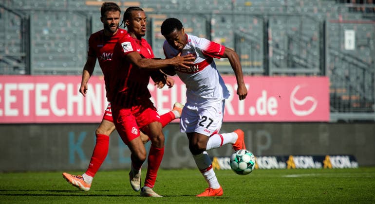 Würzburg, 3rd Division Soccer: FC Würzburger Kickers vs. VfB Stuttgart II; from the right: 27 Jarzinho Malanga, 3 David Abrangao