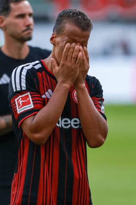 Fußball 1. Bundesliga - Eintracht Frankfurt - FC Augsburg am 06.09.2026 im Deutsche Bank Park in Frankfurt Timothy Chandler (Frankfurt 22) unzufrieden, enttäuscht, enttaeuscht, niedergeschlagen *** Soccer: Bundesliga 1, Eintracht Frankfurt vs. FC Augsburg on September 6, 2026, at Deutsche Bank Park in Frankfurt; Timothy Chandler, Frankfurt, 22—dissatisfied, disappointed, disheartened, dejected MH