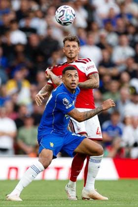 Ben White of Arsenal and Morgan Rogers of Chelsea battle for possession Arsenal v Chelsea, Premier League, Football, Emirates Stadium, London, UK - 06 Sep 2026London Emirates Stadium United Kingdom EDITORIAL USE ONLY No use with unauthorised audio, video, data, fixture lists, club league logos or live services. Online in-match use limited to 120 images, no video emulation. No use in betting, games or single club league player publications. Copyright: xMattxImpey Shutterstockx 17137590gq