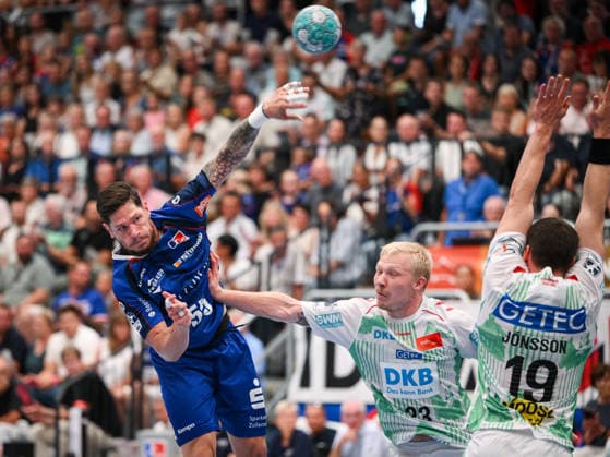 Handball 1 Bundesliga 2025–2026, June 9, 2026: HBW Balingen Weilstetten vs. SC Magdeburg; Csaba Leimeter (left), HBW Balingen Weilstetten, against Magnus Saugstrup (center), SC Magdeburg