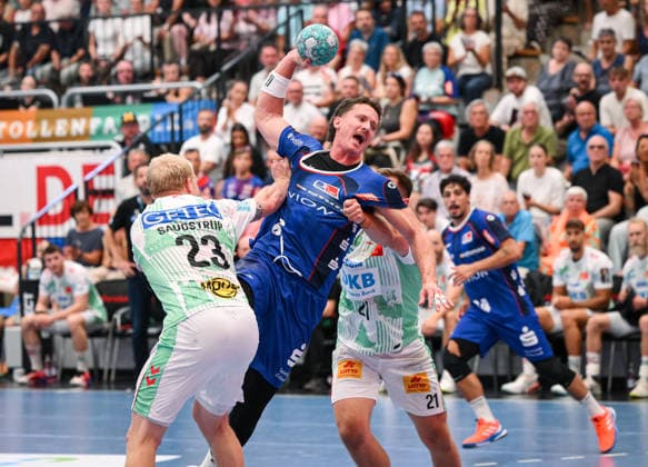 Handball 1 Bundesliga 2025–2026, June 9, 2026: HBW Balingen Weilstetten vs. SC Magdeburg, Mex Raguse Mitte; HBW Balingen Weilstetten vs. Magnus Saugstrup (left), SC Magdeburg
