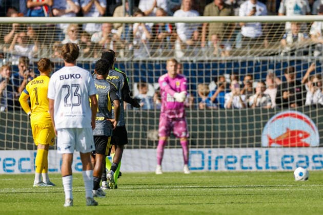 VELSEN, NETHERLANDS - SEPTEMBER 6: goalkeeper Ronald Koeman jr of Telstar (l) scoring the 2-2 during the Dutch Eredivisie match between Telstar and SC Cambuur at BUKO Stadion on September 06, 2026 in Velsen, Netherlands.  Copyright: xMTB MBxMediax