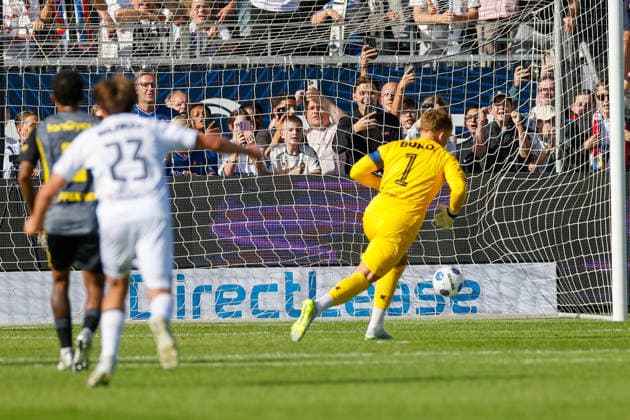 VELSEN, NETHERLANDS - SEPTEMBER 6: goalkeeper Ronald Koeman jr of Telstar celebrating the 2-2 during the Dutch Eredivisie match between Telstar and SC Cambuur at BUKO Stadion on September 06, 2026 in Velsen, Netherlands.  Copyright: xMTB MBxMediax